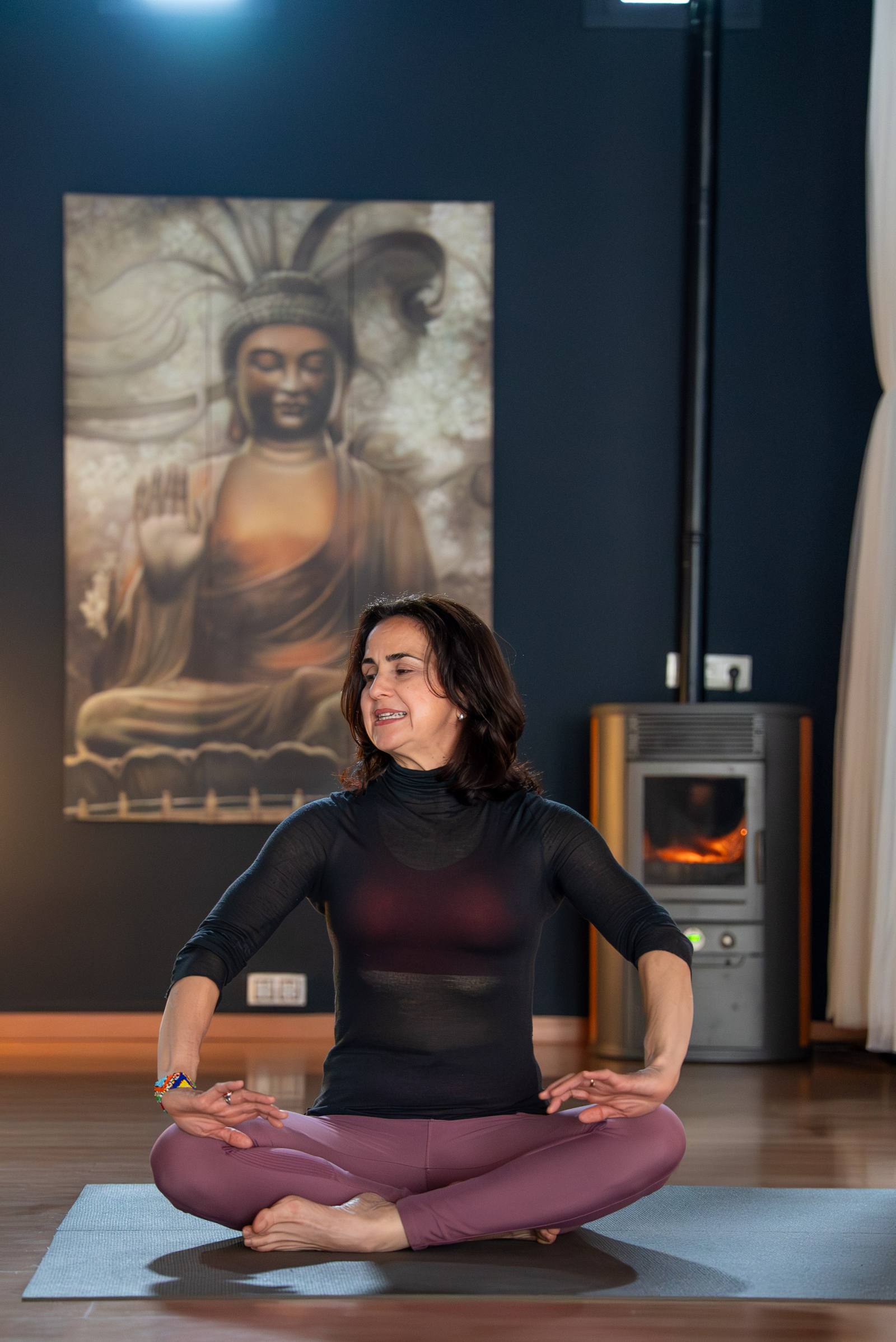 Marisol Dy Sánchez sentada en postura de meditación en Íntegra Bioespacio