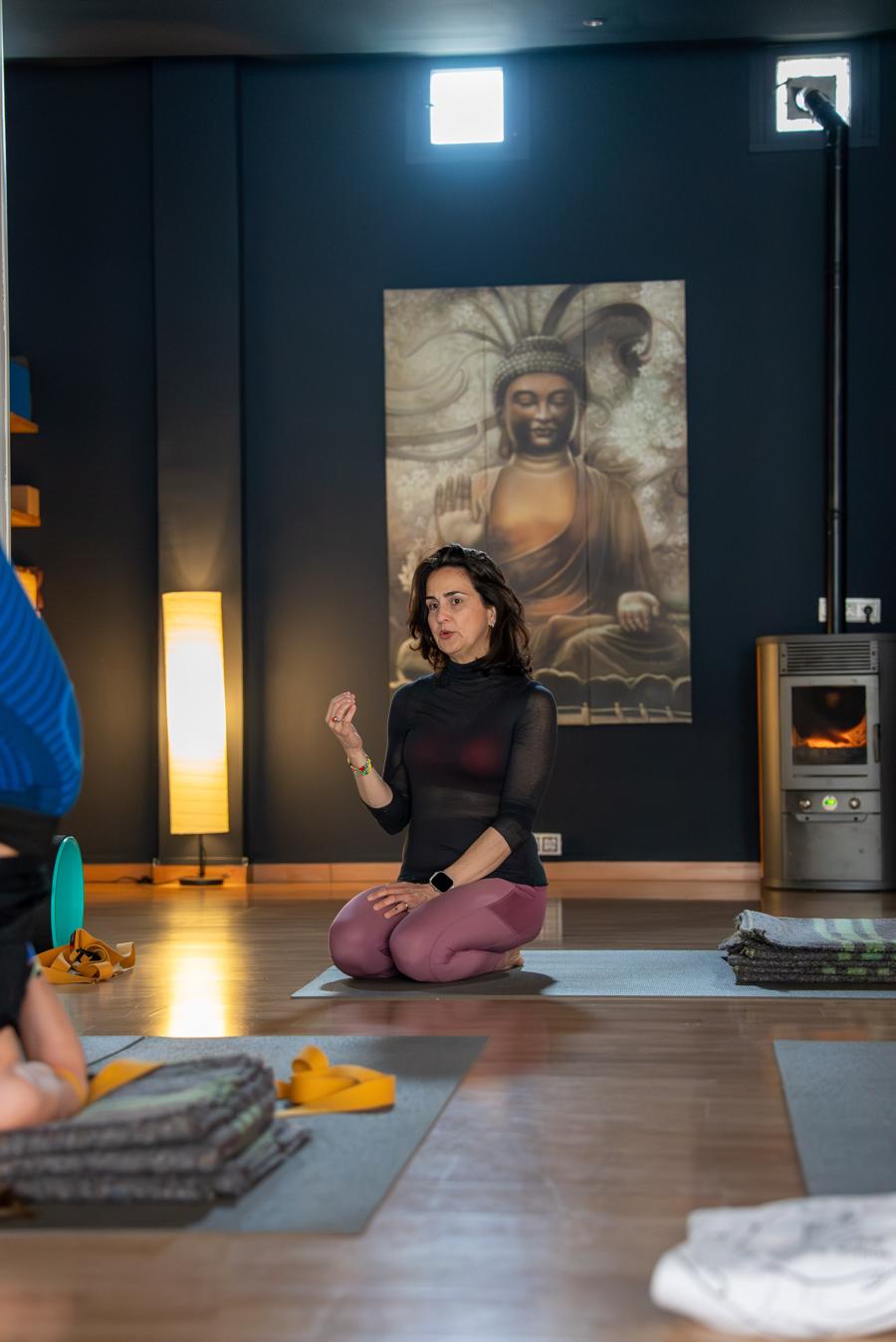 Marisol explicando la práctica en el estudio